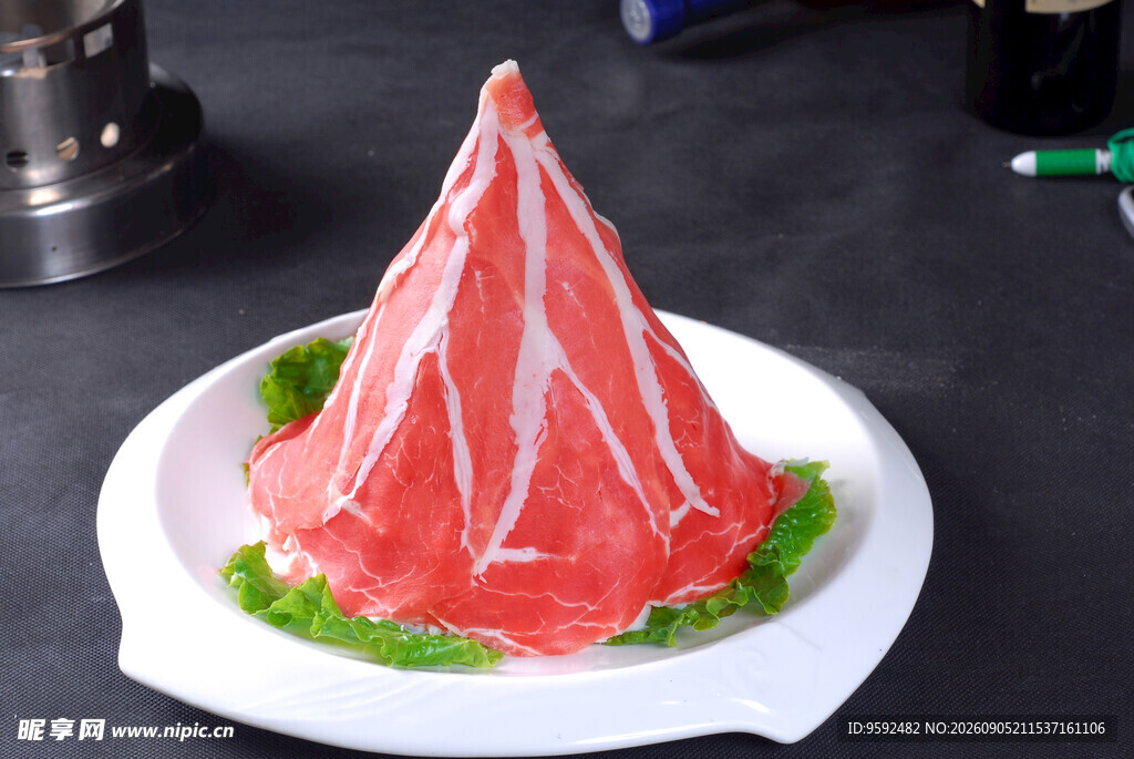 精致摆盘的鲜嫩牛肉片