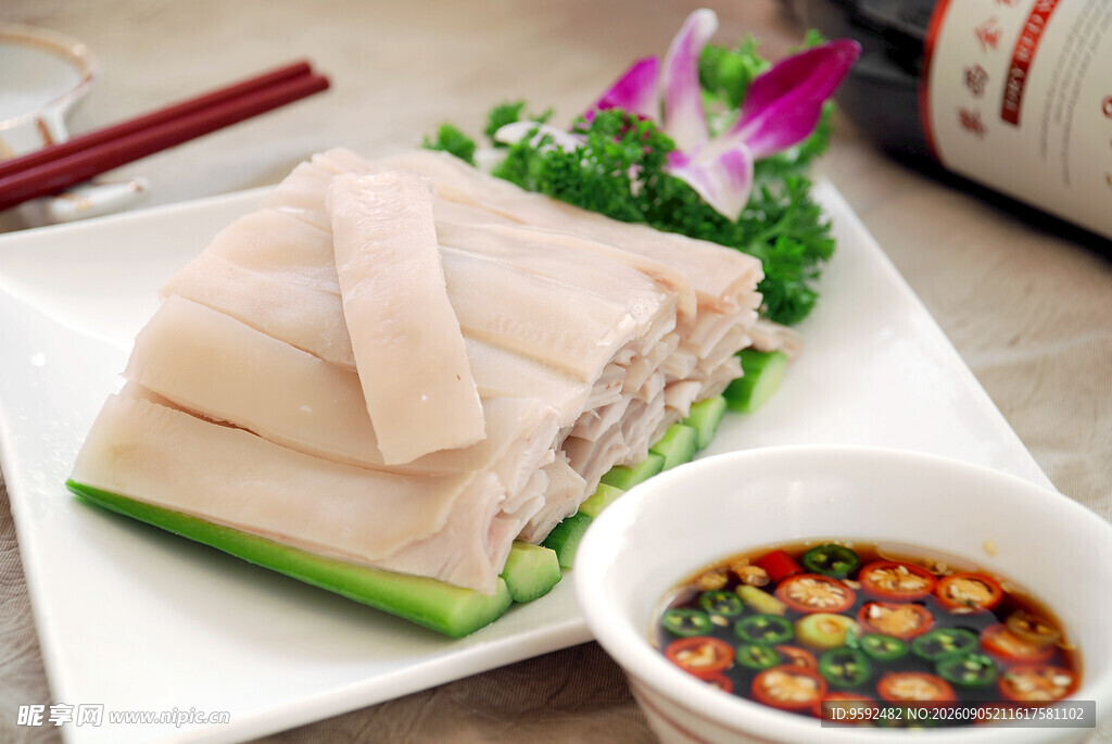 美味白切肉配特色蘸料