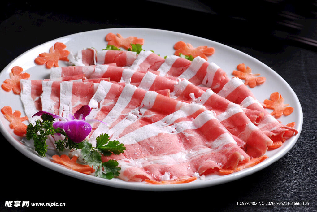 精美摆盘的鲜嫩火锅肉片