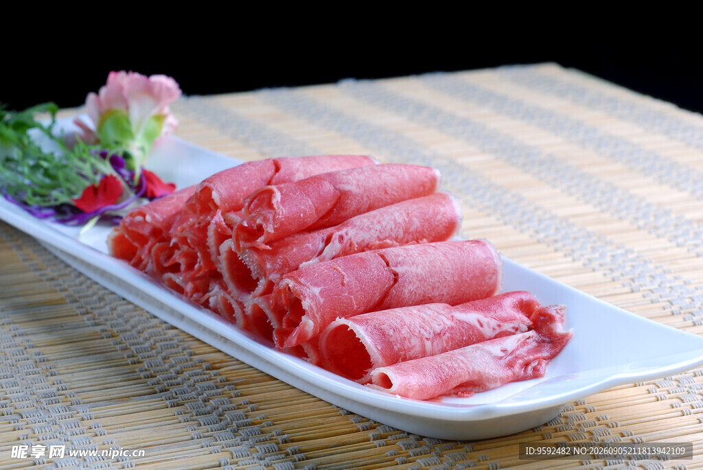 鲜切牛肉卷摆盘精致诱人