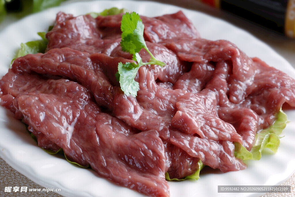 新鲜生牛肉片点缀绿叶