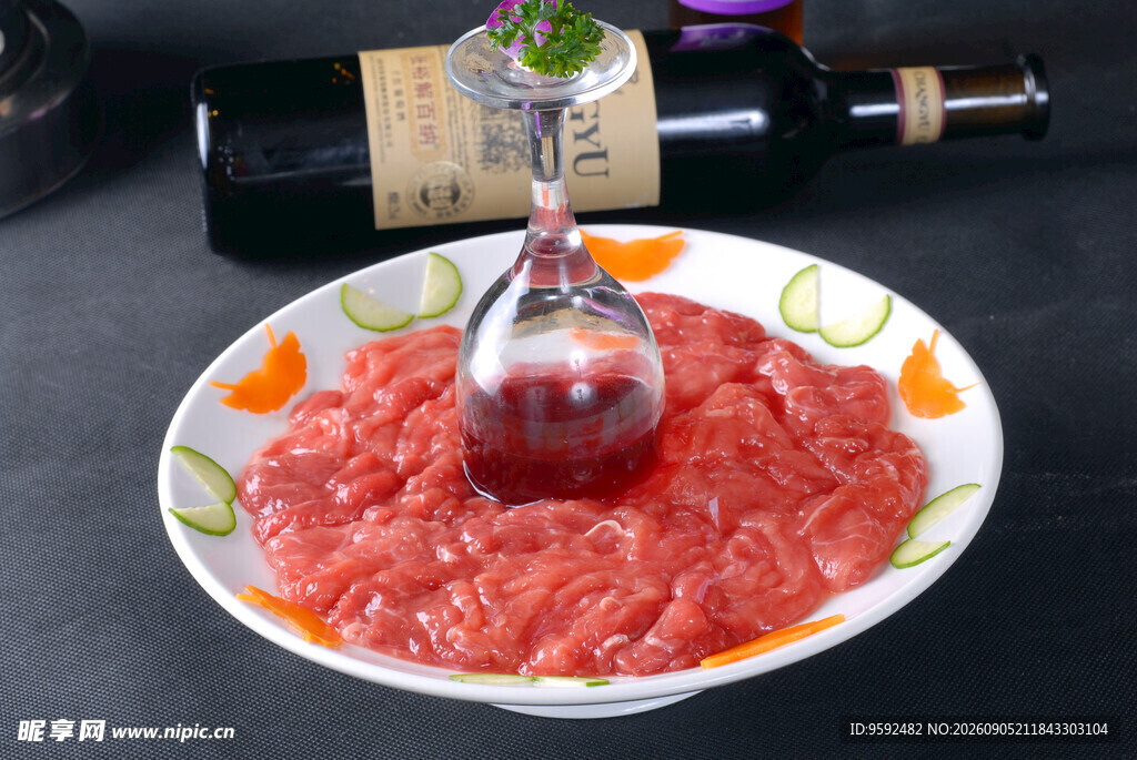 新鲜牛肉片搭配红酒点缀
