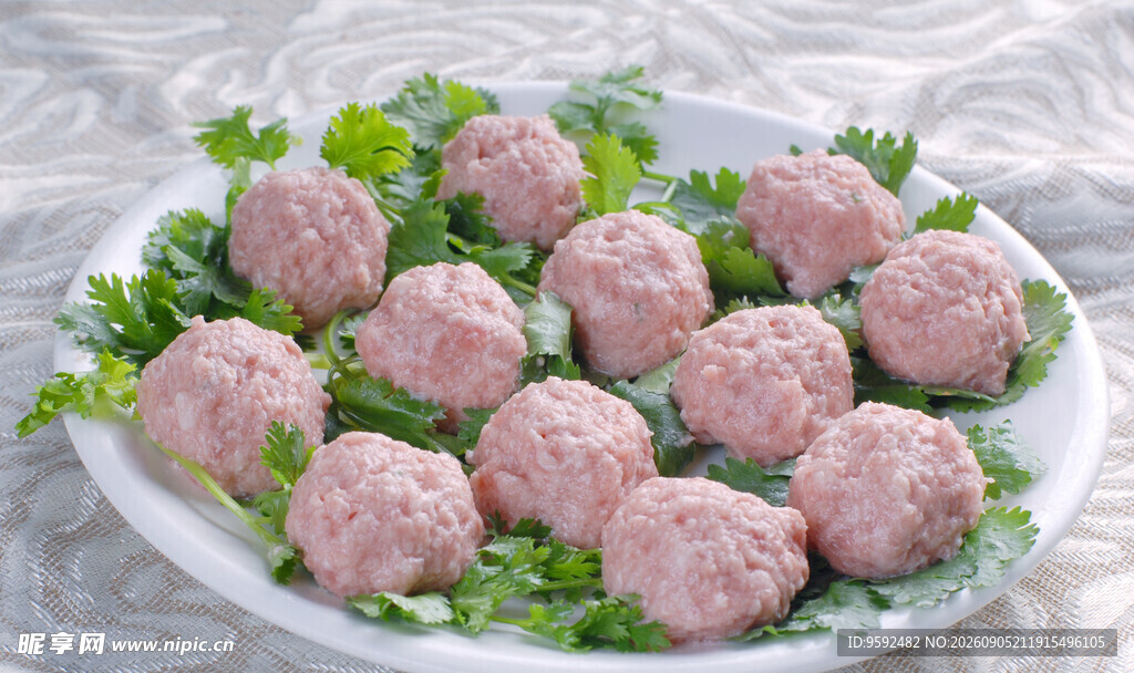 鲜嫩肉丸摆于翠绿菜叶上