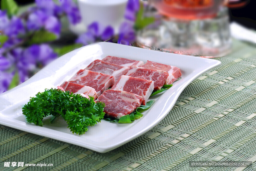 鲜切牛肉片摆盘精致诱人