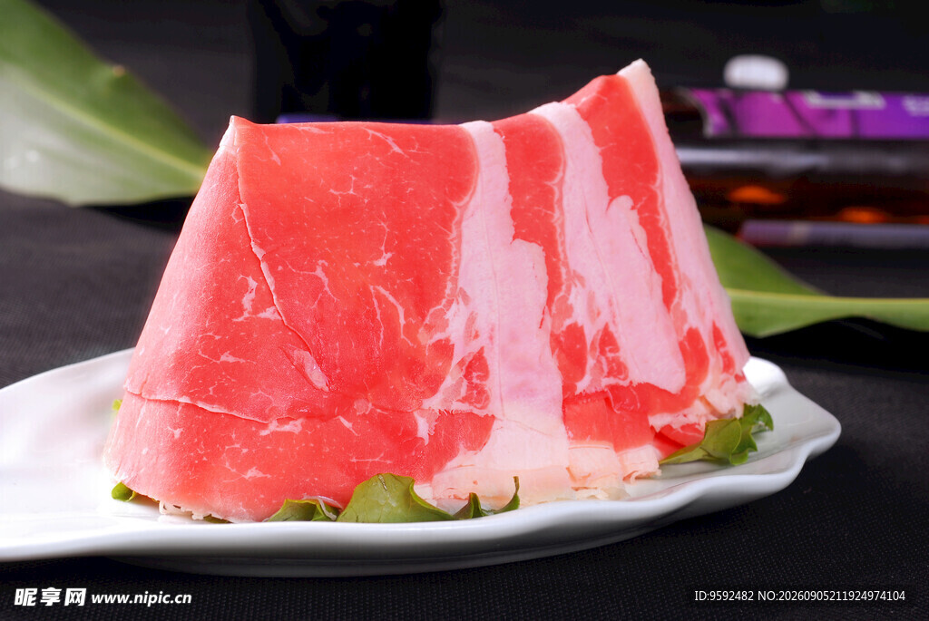 鲜切牛肉片摆于盘中
