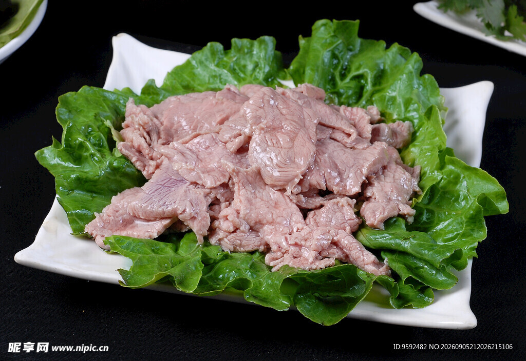 鲜嫩牛肉片配翠绿生菜