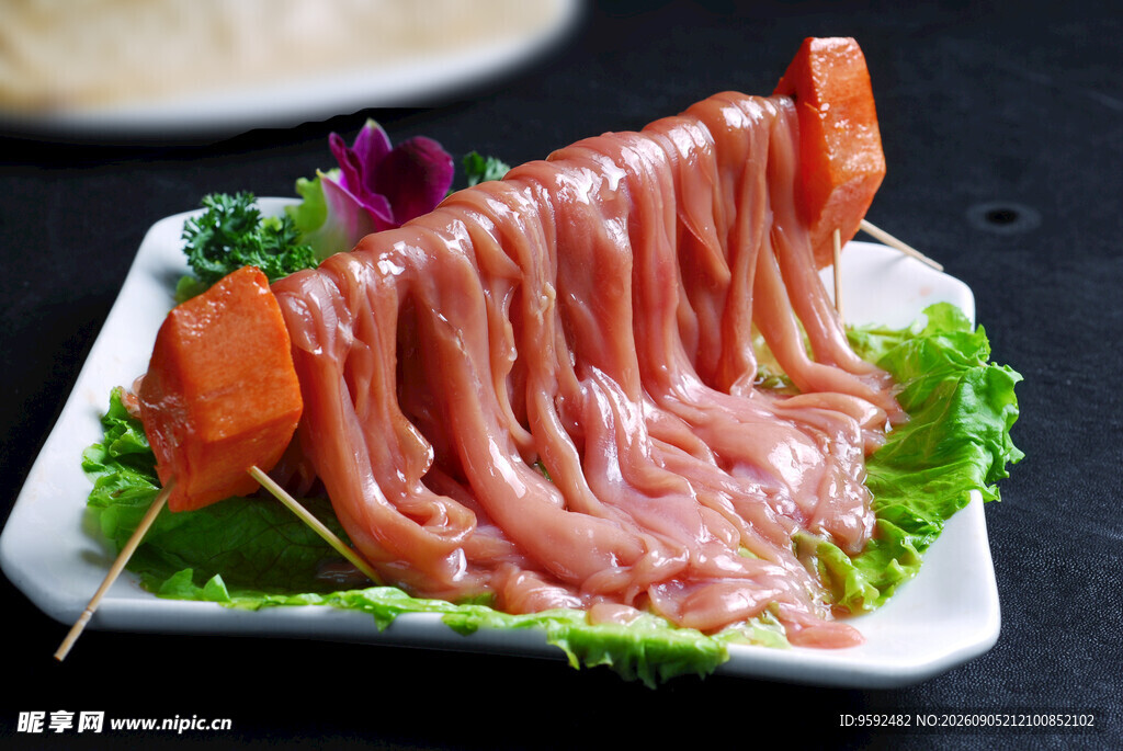 新鲜猪天梯肉串摆盘