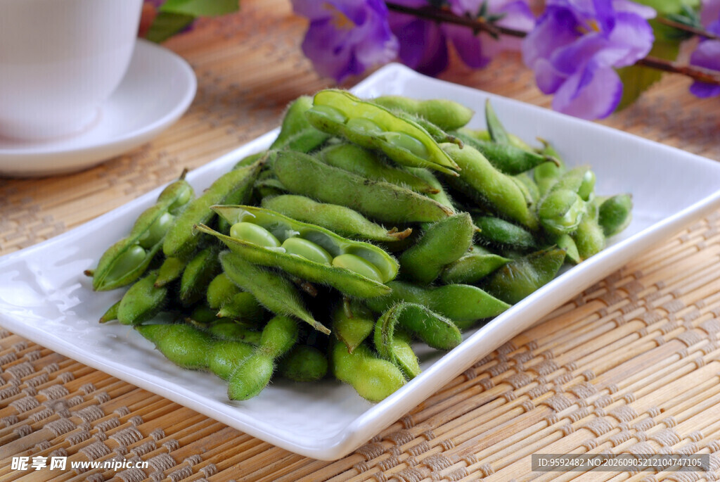 美味翠绿毛豆摆于盘中