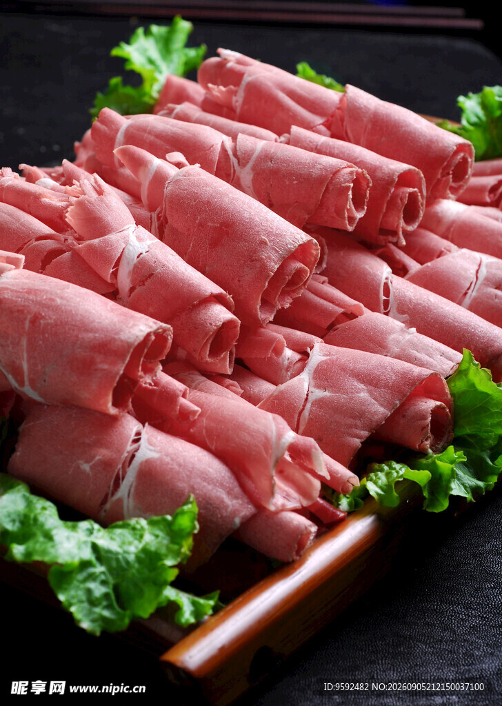 鲜嫩牛肉卷生菜相伴