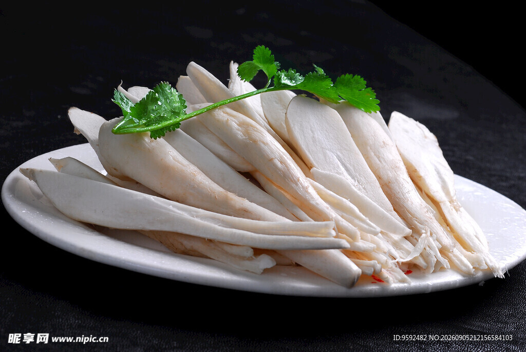 鲜美白灵菇切片摆盘