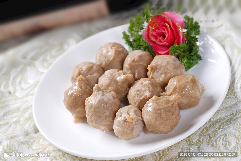 美味牛肉丸摆放在盘中