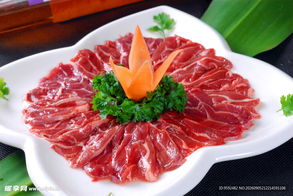 精美摆盘的鲜嫩牛肉片
