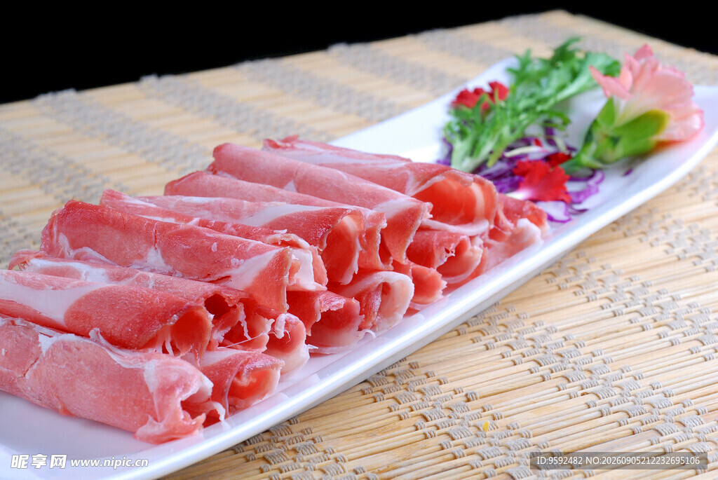 新鲜美味的卷状牛肉片