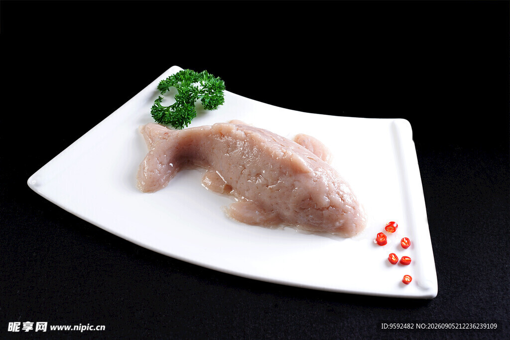 白盘上的鲜嫩兔肉