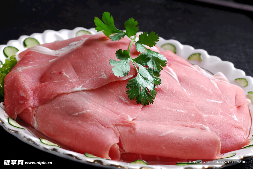 新鲜生鸡肉片摆盘展示
