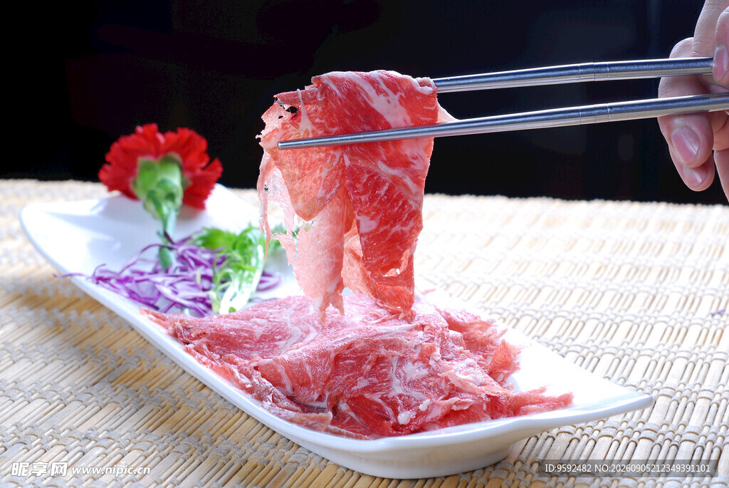 筷子夹起鲜嫩牛肉片