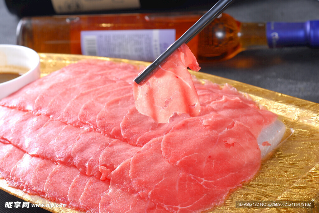 新鲜生牛肉筷子轻挑纹理
