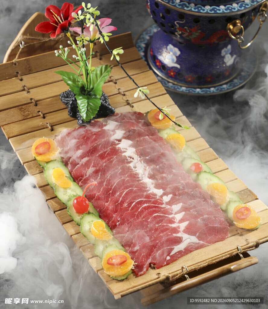 精致摆盘的鲜嫩牛肉刺身