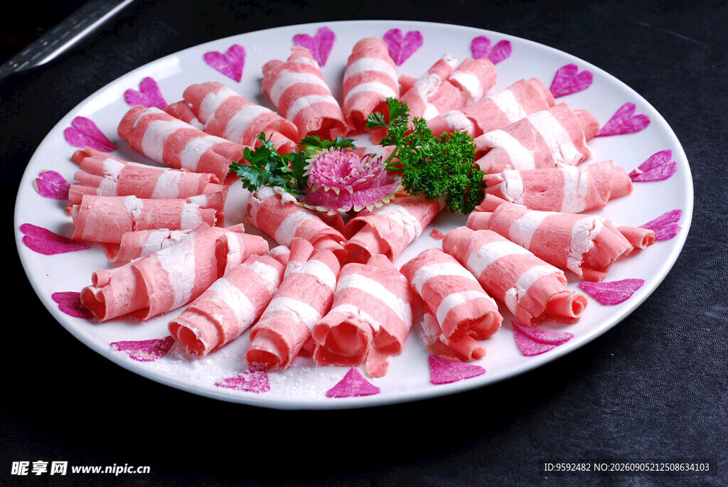 精美摆盘的鲜嫩羊肉卷