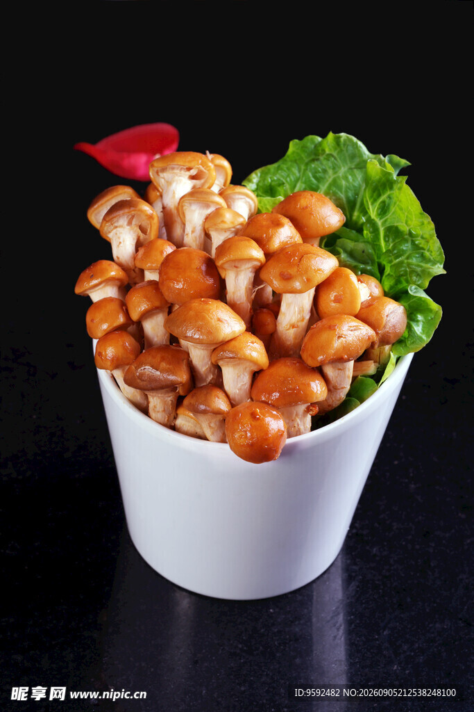美味花生米装于白色杯内