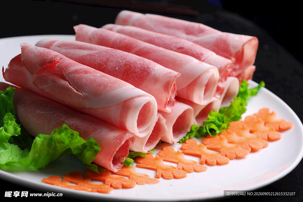 新鲜美味的牛肉卷摆盘