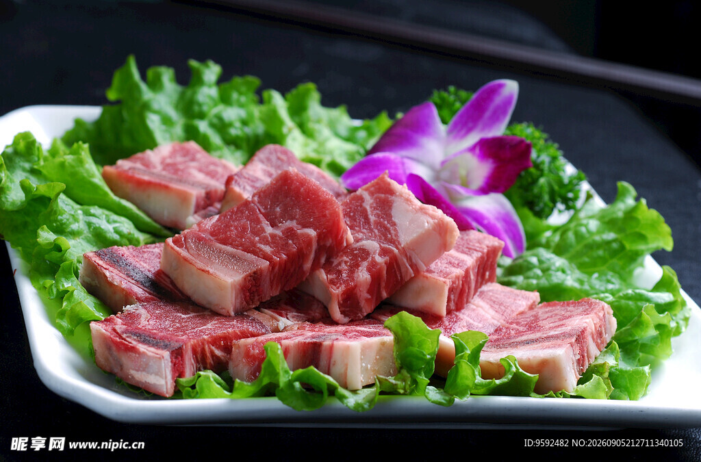 鲜嫩牛肉摆盘生菜相伴