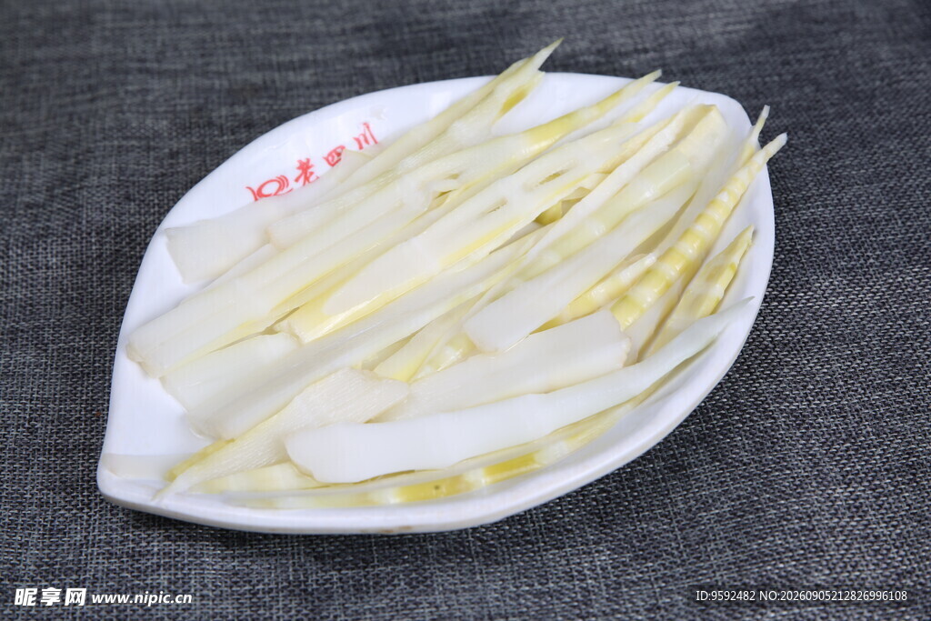 盘中鲜嫩豆芽菜