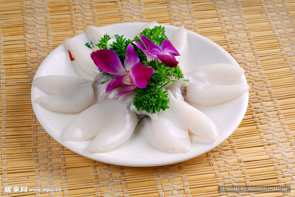 精致摆盘的美味特色饺子