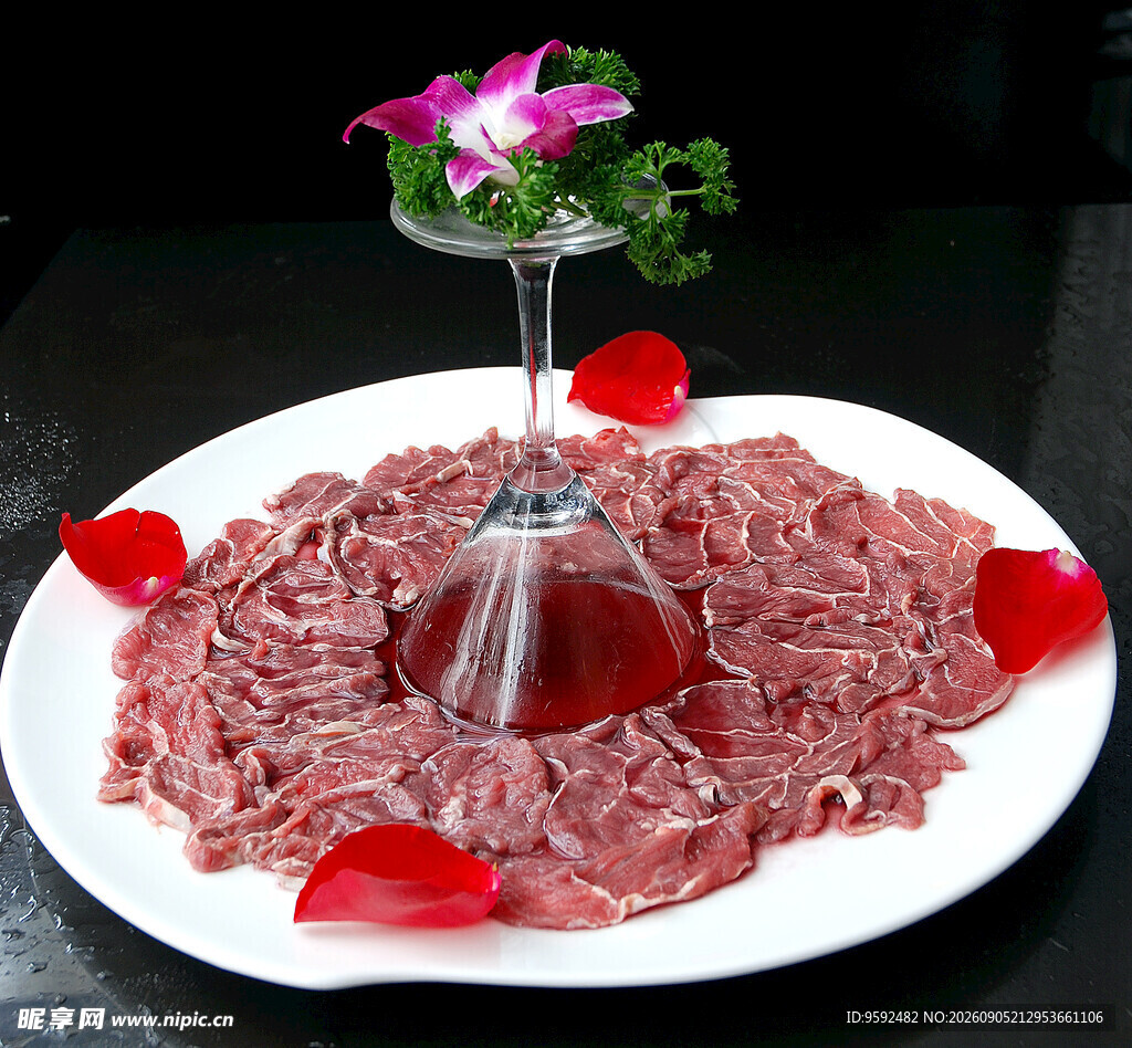 玫瑰点缀的精致牛肉摆盘