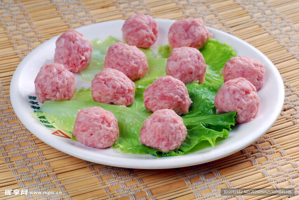 新鲜肉丸摆于翠绿生菜上