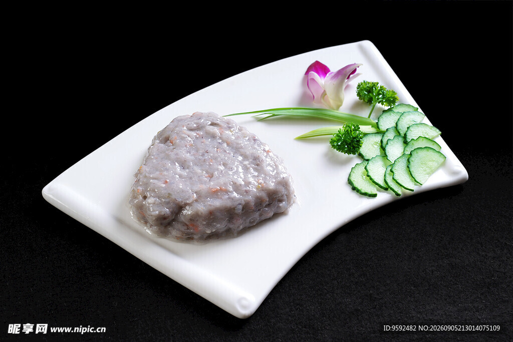 精致摆盘的特色肉类菜品