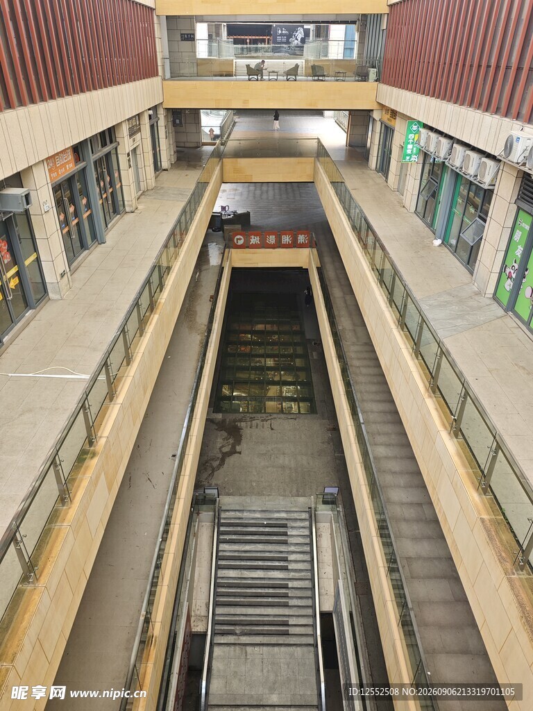 多层建筑内的宽敞中庭空间