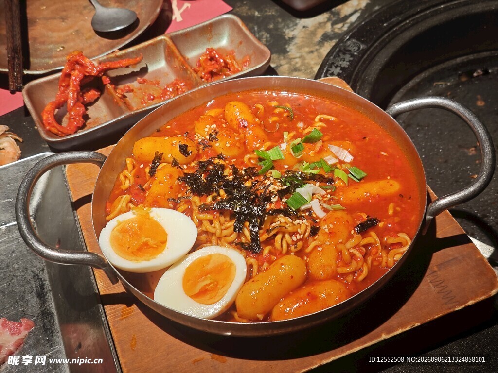 韩式美味辣炖锅配鸡蛋