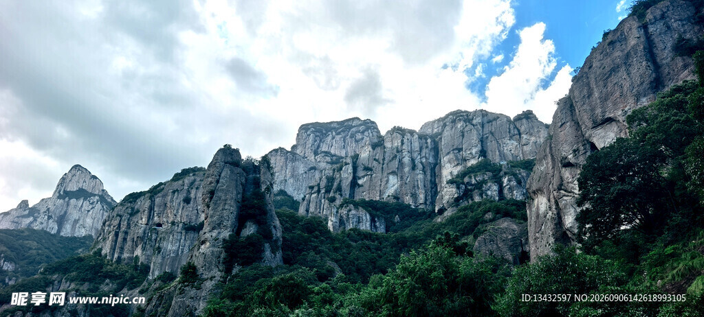 壮丽山峦景观