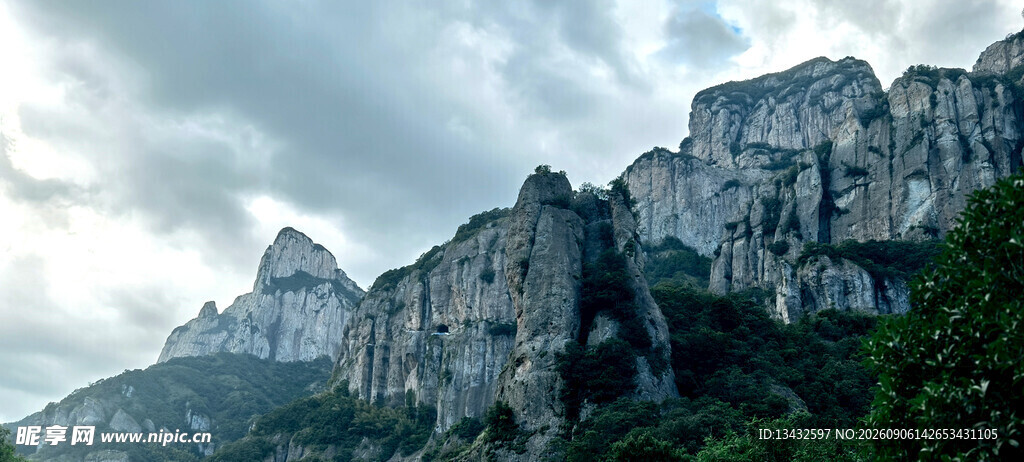 壮丽山景云雾缭绕的峭壁