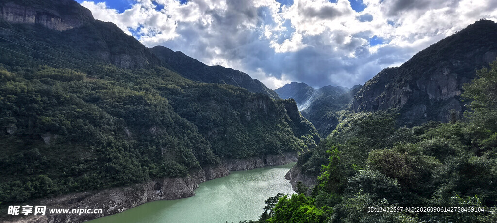 青山绿水间的秀丽河谷