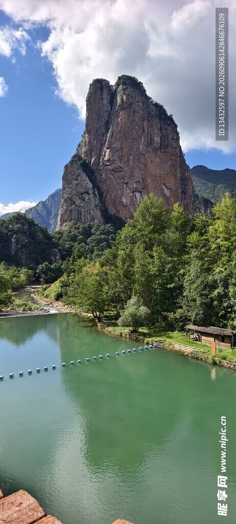 青山绿水间的壮丽奇峰