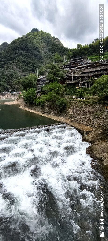 山间瀑布流水景观