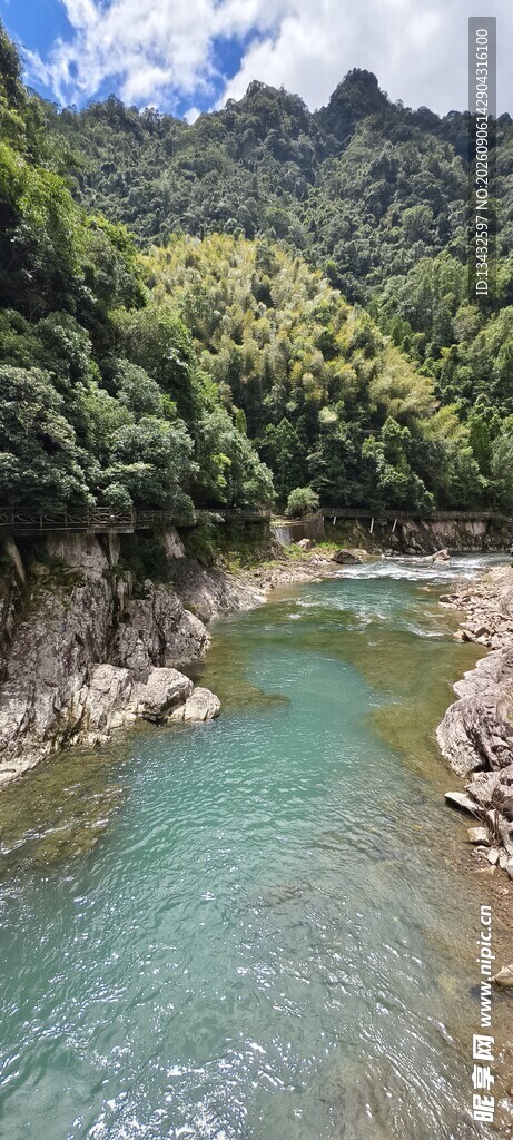 青山环绕的清澈河谷