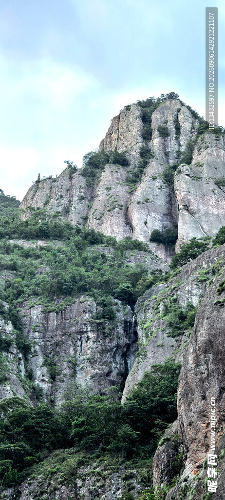 巍峨山峰景观