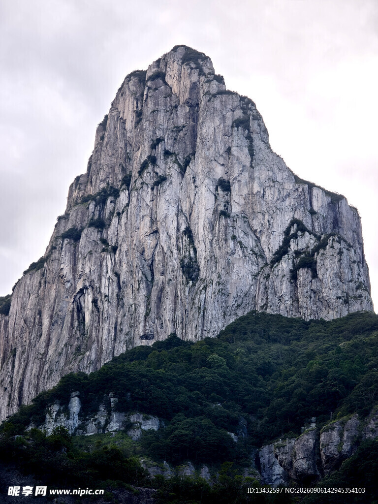 巍峨险峻的壮丽山峰