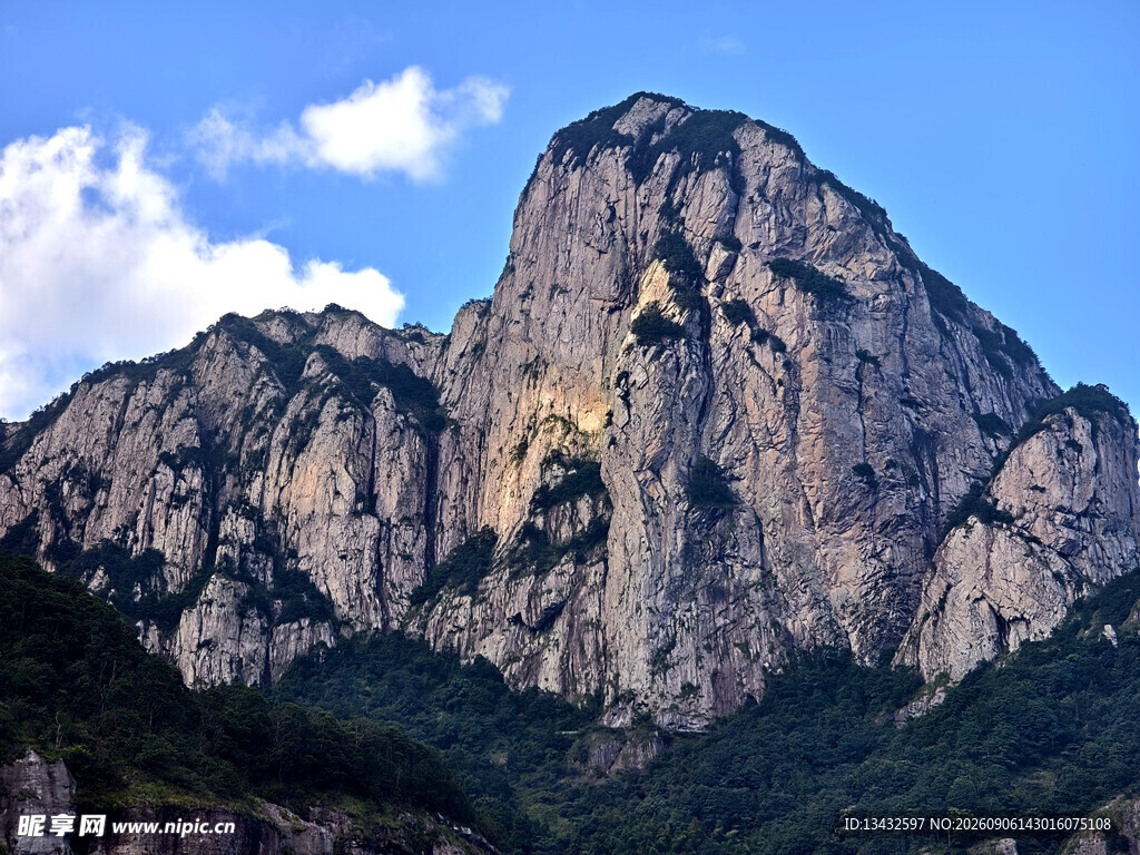 巍峨壮丽的高山美景