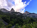 山间公路旁的秀丽山峦景色