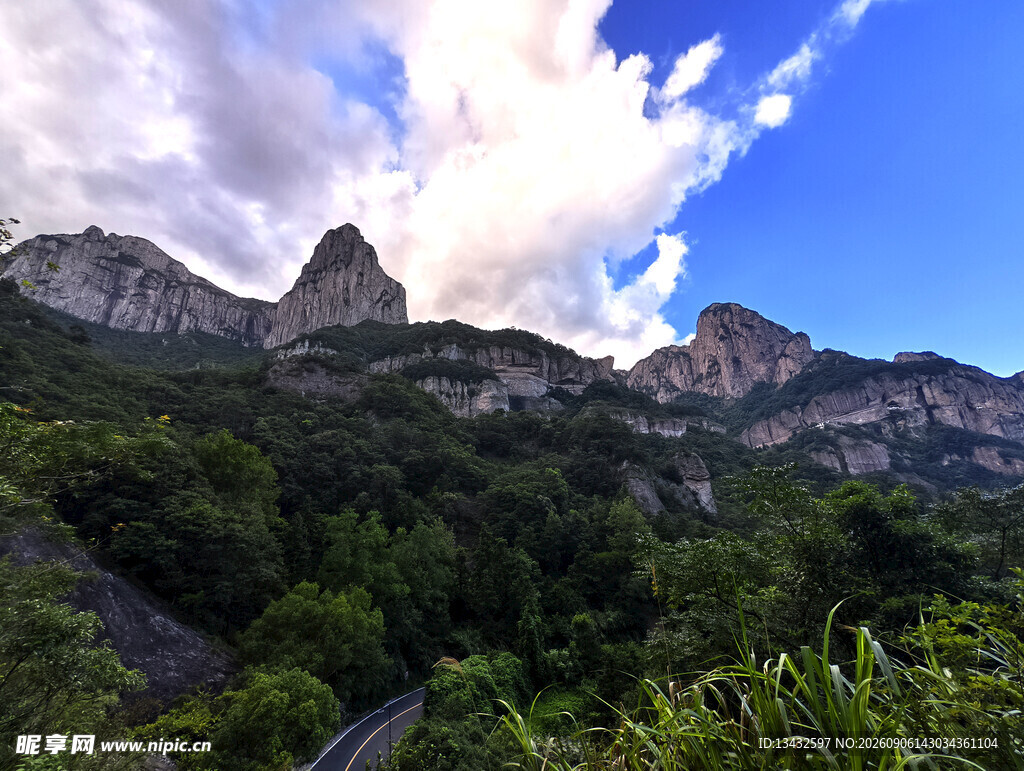 山间公路旁的秀丽山峦景色
