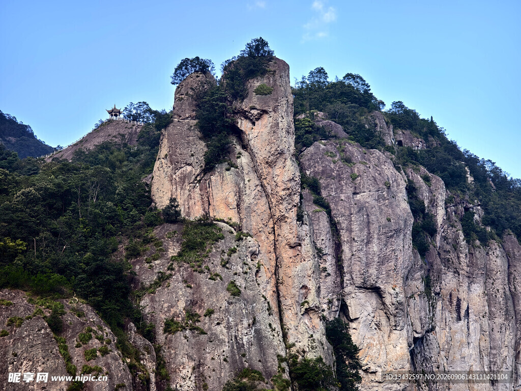 巍峨险峻的壮丽山峰