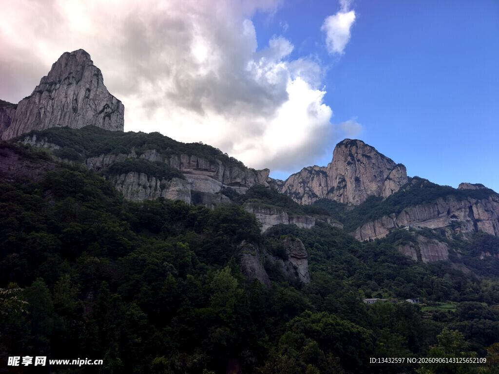 壮丽山峦与蓝天白云美景
