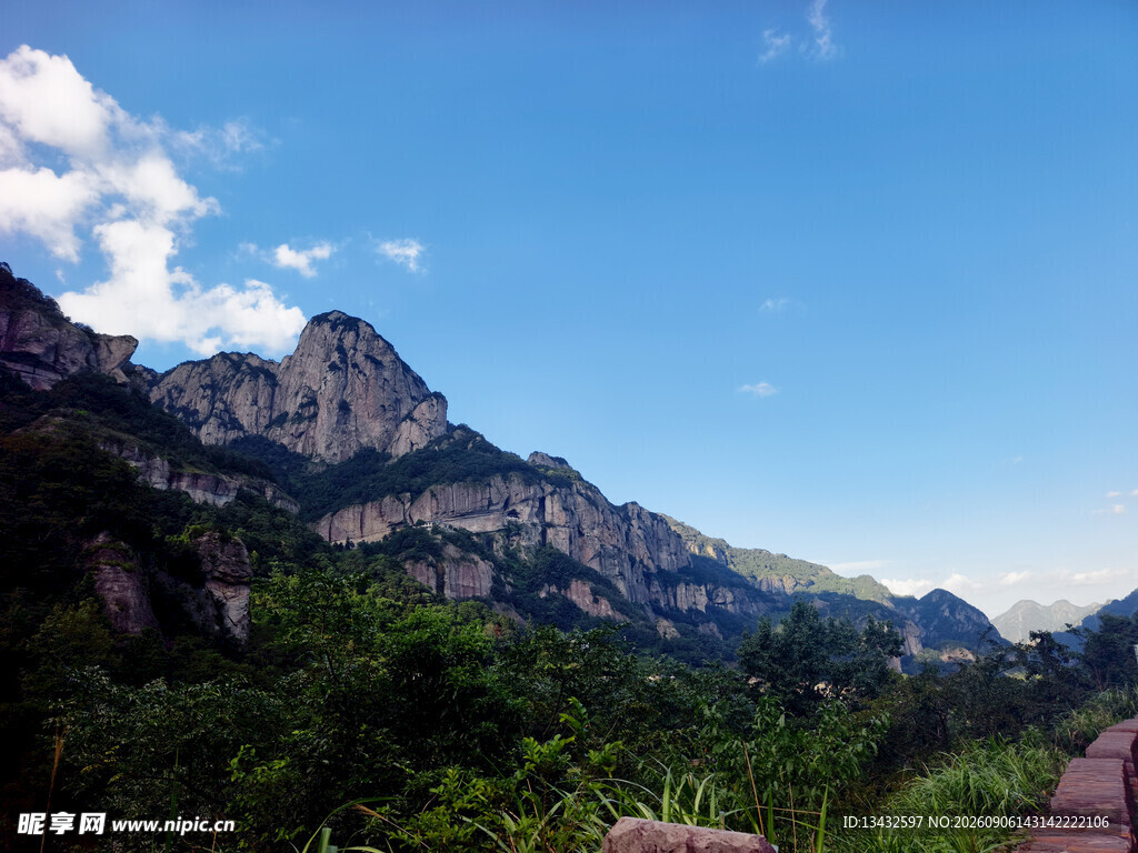 山间美景蓝天白云伴青山