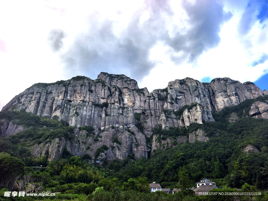 巍峨山峦与葱郁植被景观