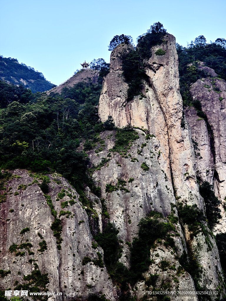 陡峭嶙峋的壮丽山景