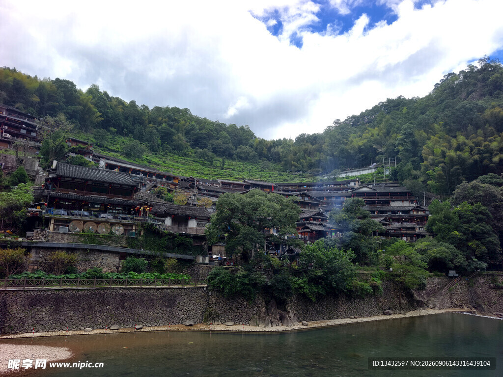 依山傍水的美丽村落景观